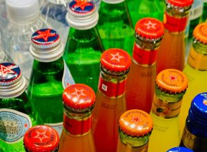 Les capsules des bouteilles en verre contaminent les boissons avec des microplastiques  - Boissons Microplastiques Pollution Sant&eacute; Verre