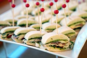 &laquo; Les mini-burgers &eacute;taient incroyables &raquo; : immersion chez les pique-assiettes de Paname  - Buffets gratuits Paris Pique-assiettes