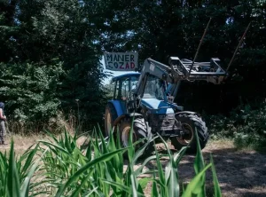 &laquo;&nbsp;Tenir, jusqu&rsquo;&agrave; ce qu&rsquo;on gagne&nbsp;&raquo;&nbsp;: &Agrave; Brest, une ZAD contre le futur stade de football  - Brest Guipavas Lutte environnementale Stade de foot ZAD