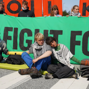 En Norv&egrave;ge, Greta Thunberg et Extinction Rebellion bloquent une raffinerie g&eacute;ante  - Extinction Rebellion Greta Thunberg Norv&egrave;ge