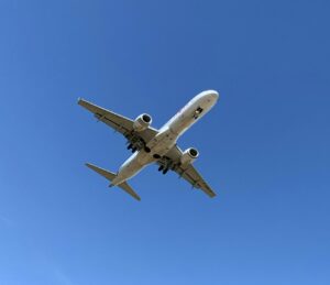 Les chercheurs fran&ccedil;ais ont divis&eacute; par deux leurs vols professionnels depuis 2019  - Aviation Avions Carbone Changement climatique Climat Environnement Pollution Recherche scientifique Science Sciences Train