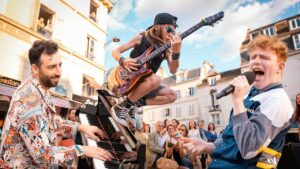 Paris, plein tube : Bohemian Rhapsody en flashmob XXL  - Bohemian Rhapsody D&eacute;tente Flashmob Julien Cohen Paris Queen Vid&eacute;o