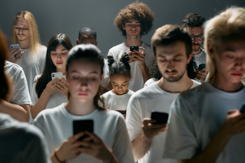 FOMO — La peur de rater quelque chose : entre cerveau social et anxiété collective  - Addiction Fear Of Missing Out - FOMO Informatique Joy of Missing Out - JOMO Psychologie