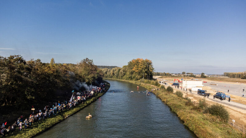2000 personnes s’opposent au méga-canal Seine-Nord d’un coût de 8 milliard d’euros  - Action environnementale Canal Seine-Nord Environnement Lutte environnementale
