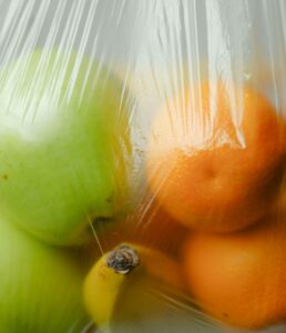 Comment le plastique est devenu incontournable dans l&rsquo;industrie agroalimentaire  - Agroalimentaire Emballages Industries Microplastiques Plastiques Supermarch&eacute;s