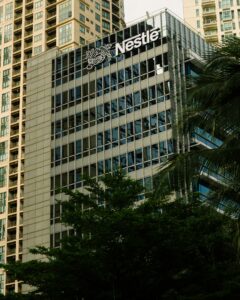 Nestl&eacute; licencie 16 000 salari&eacute;s, la bourse applaudit : +8 % pour l'action du g&eacute;ant suisse  - B&eacute;n&eacute;fices Licenciement Nestl&eacute; Waters