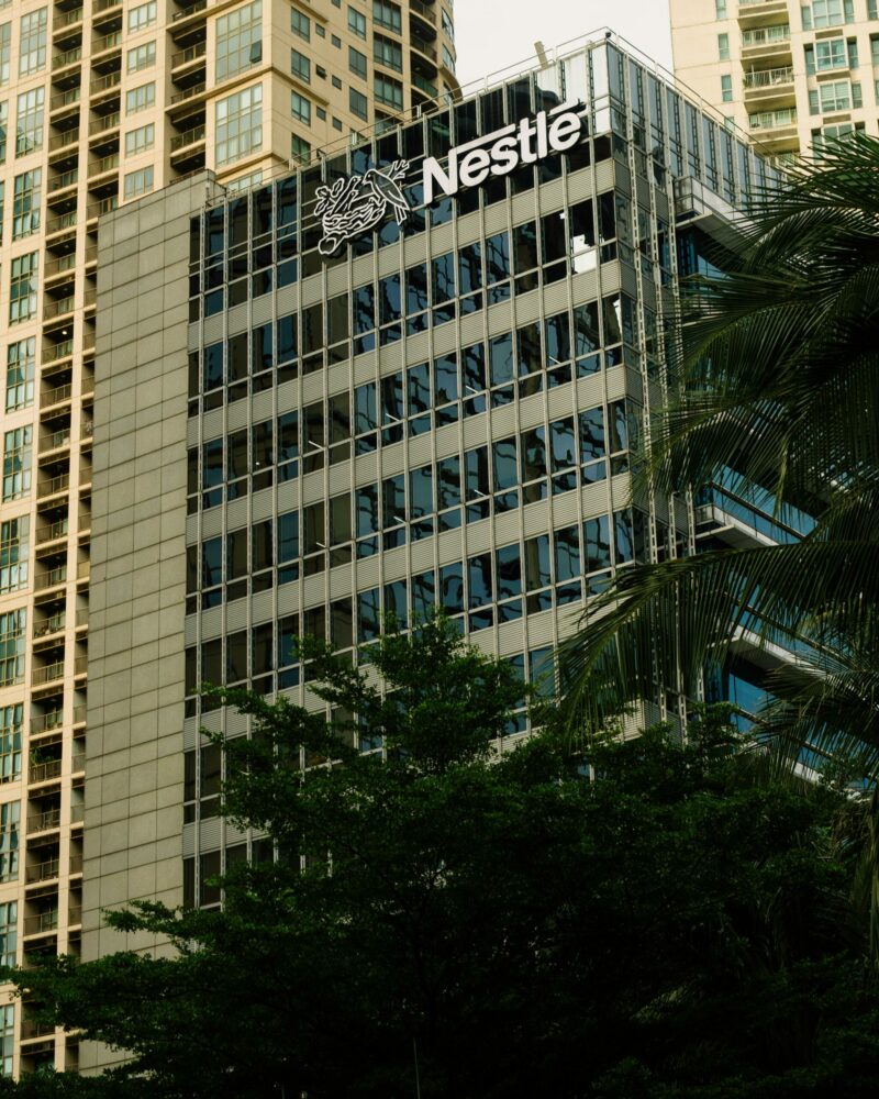 Nestlé licencie 16 000 salariés, la bourse applaudit : +8 % pour l'action du géant suisse  - Bénéfices Licenciement Nestlé Waters