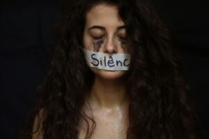 Pr&egrave;s d'une femme sur trois a subi des violences conjugales ou sexuelles dans sa vie, selon l'OMS  - Droits des femmes Femmes OMS Sant&eacute; Sant&eacute; publique Violence Violences sexuelles