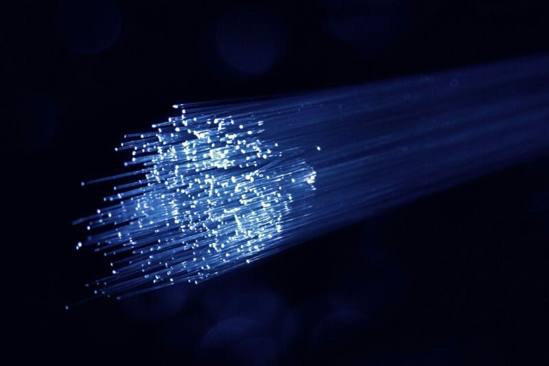 Fibre dans les campagnes : les réseaux publics au bord du gouffre, les élus tirent la sonnette d’alarme  - Fibre optique Internet Technologie