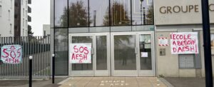 "Besoin d'AESH" : la police municipale lit "DAECH" et intervient  - AESH Champigny &Eacute;ducation Manifestation Police Syndicats