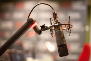 Plus de 300 radios libres craignent de dispara&icirc;tre, menac&eacute;es par la baisse des subventions  - Budget Emploi Fonds de soutien &agrave; l&rsquo;expression radiophonique (FSER) Radios Radios locales R&eacute;seau Euskal Irratiak