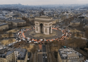 Greenpeace repeint la place de l&rsquo;&Eacute;toile pour f&ecirc;ter &laquo; dix&nbsp;ans de sabotage climatique &raquo;  - Accord de Paris Action environnementale Arc de triomphe COP21 Environnement Greenpeace Initiatives Paris