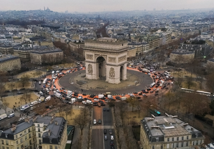Greenpeace repeint la place de l’Étoile pour fêter « dix ans de sabotage climatique »  - Accord de Paris Action environnementale Arc de triomphe COP21 Environnement Greenpeace Paris
