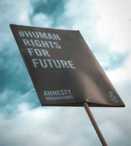 Pratiques autoritaires : 5 signes avant-coureurs en France (Amnesty)  - Amnesty International D&eacute;mocratie Droits de l'Homme Droits humains &Eacute;tat policier Fichage Gouvernement Libert&eacute;s individuelles Lois Minist&egrave;re de l'int&eacute;rieur Politique Reconnaissance faciale S&eacute;curit&eacute; Soci&eacute;t&eacute; Surveillance Vid&eacute;osurveillance