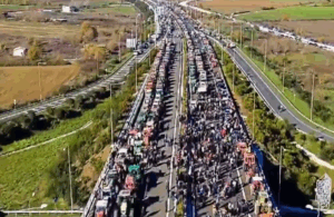 Col&egrave;re des agriculteurs en Gr&egrave;ce : gros blocages, barrages et heurts  - Agriculture Europe Gr&egrave;ce Manifestation Nikaia Thessalonique