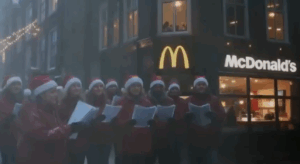 &Agrave; bouffe artificielle, pub artificielle : McDonald&rsquo;s retire piteusement une pub de No&euml;l g&eacute;n&eacute;r&eacute;e par IA  - IA Intelligence artificielle McDonald&rsquo;s Pays-Bas Publicit&eacute;