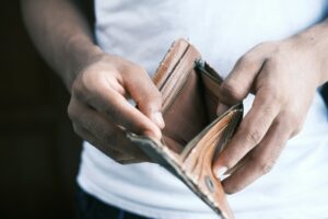 &laquo;&nbsp;Des centaines de millions d&rsquo;euros&nbsp;&raquo;&nbsp;: les banques s'enrichisent au d&eacute;triment des clients les plus fragiles, selon l'UNAF  - Banques In&eacute;galit&eacute;s Pauvret&eacute; Pr&eacute;carit&eacute; Union Nationale des Associations Familiales (UNAF)