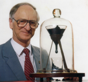 La science qui prend son temps : la plus longue exp&eacute;rience en cours a presque 100 ans  - Australie Insolite Recherche scientifique Science Sciences