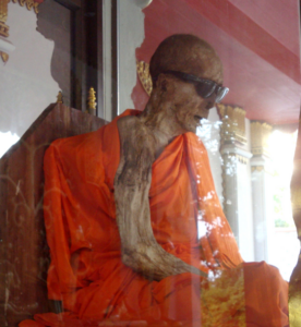 Moines japonais auto-momifi&eacute;s : quand la foi d&eacute;fie la d&eacute;composition  - Bouddha Bouddhisme Compassion Japon M&eacute;ditation Momification Mort Religions Sokushinbutsu Yamagata