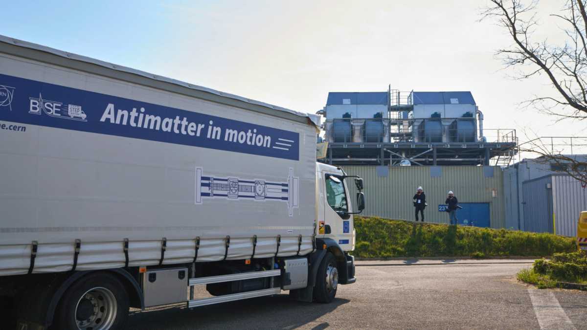 Premi&egrave;re mondiale au CERN : de l&rsquo;antimati&egrave;re livr&eacute;e&hellip; par camion  - Antimati&egrave;re Big bang Camions CERN Physique Recherche scientifique Science Sciences Technologie