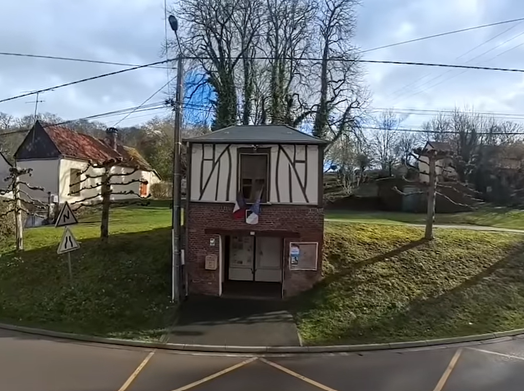 &Agrave; Courcelles-sous-Thoix, une mairie-abribus de 15m&sup2;  - Courcelles-sous-Thoix Insolite Mairie Picardie Somme