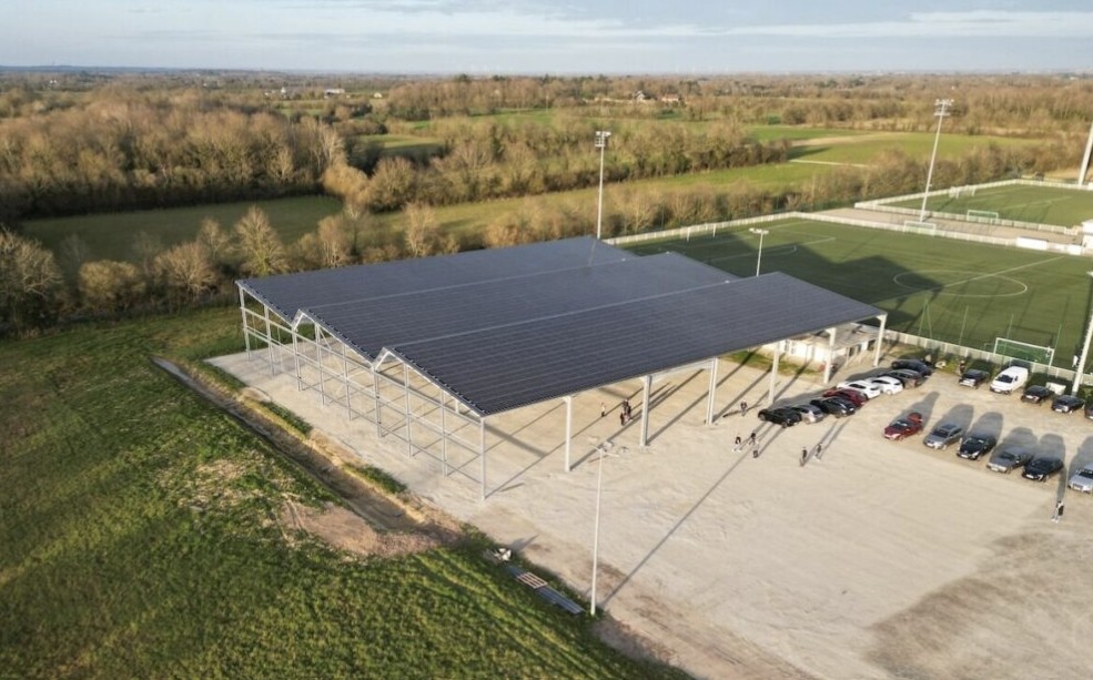 &Agrave; Cl&eacute;gu&eacute;rec, l&rsquo;&eacute;nergie vient des toits  - Bretagne Budget Cl&eacute;gu&eacute;rec EDF &Eacute;lectricit&eacute; &Eacute;lectricit&eacute; &eacute;olienne &Eacute;nergie solaire &Eacute;nergies Entreprises Panneaux solaires Parking SeeYouSun Service public Technologie