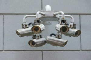 Big Brother s'installe, la r&eacute;sistance s'organise&hellip; &agrave; coups de sacs-poubelle et de marteaux  - Big Brother Cybers&eacute;curit&eacute; D&eacute;mocratie Donn&eacute;es personnelles Donn&eacute;es sensibles Droits de l'Homme Droits humains &Eacute;tat policier &Eacute;tats-Unis Fichage Flock IA Immigration Informatique Initiatives Intelligence artificielle Libert&eacute;s individuelles Loi Ripost Police Reconnaissance faciale S&eacute;curit&eacute; S&eacute;curit&eacute; informatique Surveillance Technologie Vid&eacute;o Vid&eacute;osurveillance Vie priv&eacute;e