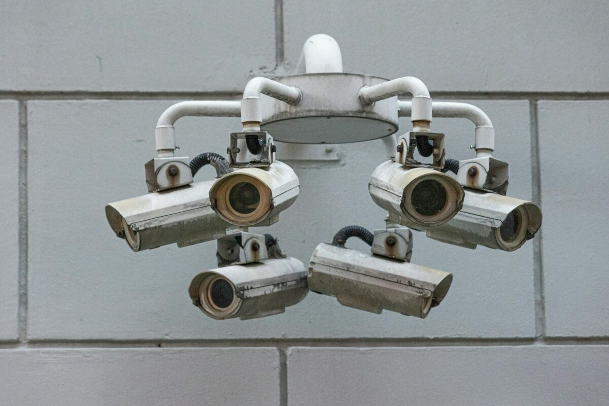 Vie priv&eacute;e : plus la surveillance s'installe, plus la d&eacute;mocratie s'effrite  - D&eacute;mocratie Donn&eacute;es personnelles Droits de l'Homme Droits humains &Eacute;tat policier Libert&eacute;s individuelles Surveillance Vid&eacute;osurveillance Vie priv&eacute;e