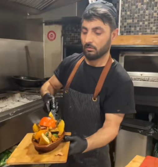 &laquo;&nbsp;Il apporte du bonheur aux gens&nbsp;&raquo; : un cuisinier menac&eacute; d&rsquo;expulsion suscite une grosse mobilisation de solidarit&eacute;  - Guichen Immigration Justice OQTF Solidarit&eacute; Travail