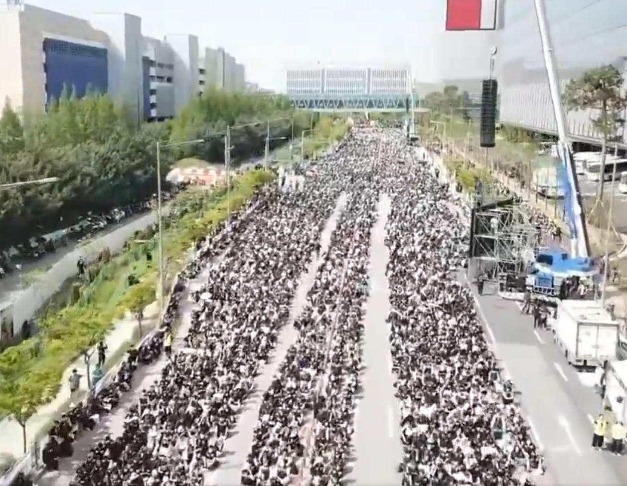 40&nbsp;000 salari&eacute;s de Samsung manifestent pour obtenir leur part des profits de l'IA  - B&eacute;n&eacute;fices Cor&eacute;e du sud &Eacute;conomie IA Initiatives Intelligence artificielle Manifestation Samsung Syndicats Technologie