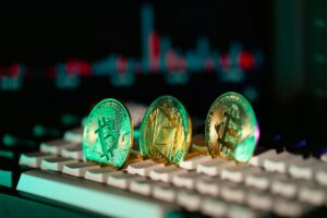 Des sites d&rsquo;info vid&eacute;s de leurs journalistes et remplac&eacute;s par l&rsquo;IA pour promouvoir cryptos et jeux d&rsquo;argent  - Capitalisme Clickout Media Cryptos D&eacute;mocratie D&eacute;sinformation IA Informatique Intelligence artificielle Internet Journalisme Manipulation des m&eacute;dias Moteurs de recherche Internet Technologie
