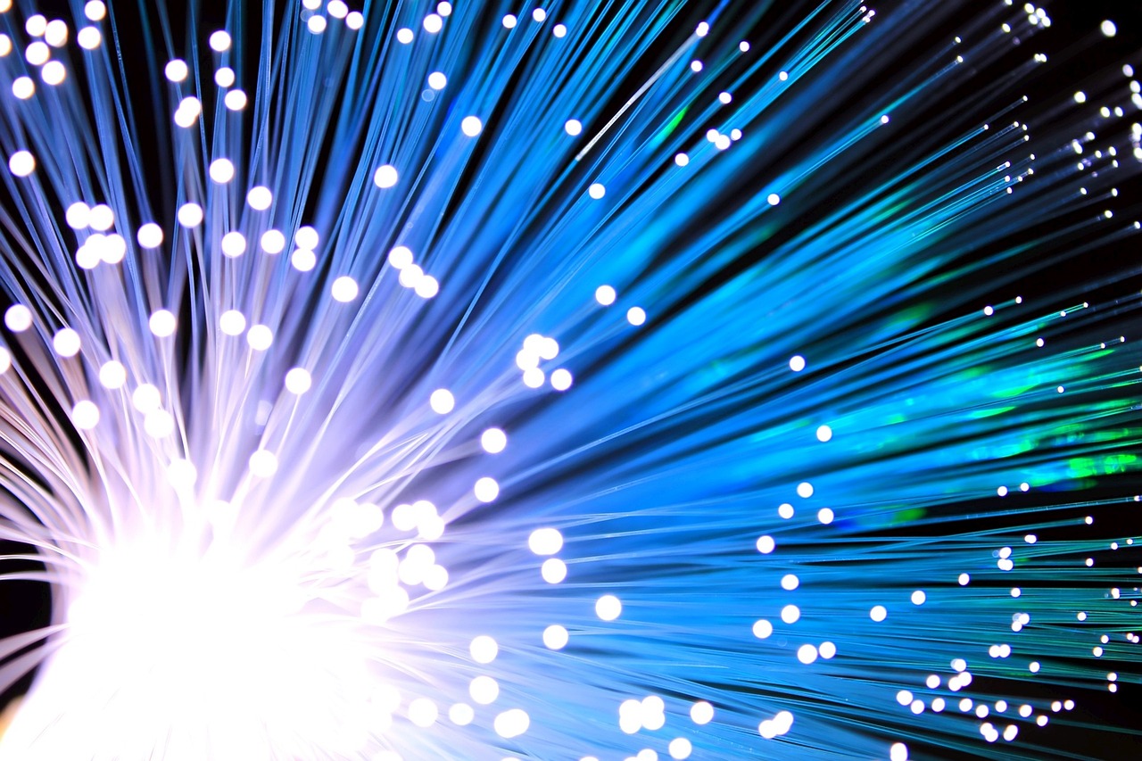 Fibre optique &agrave; 450 Tbit/s : un record de d&eacute;bit sans modifier les c&acirc;bles  - Datacenter Fibre optique IA Informatique Intelligence artificielle Internet Londres Recherche scientifique Science Sciences Technologie University College London (UCL)