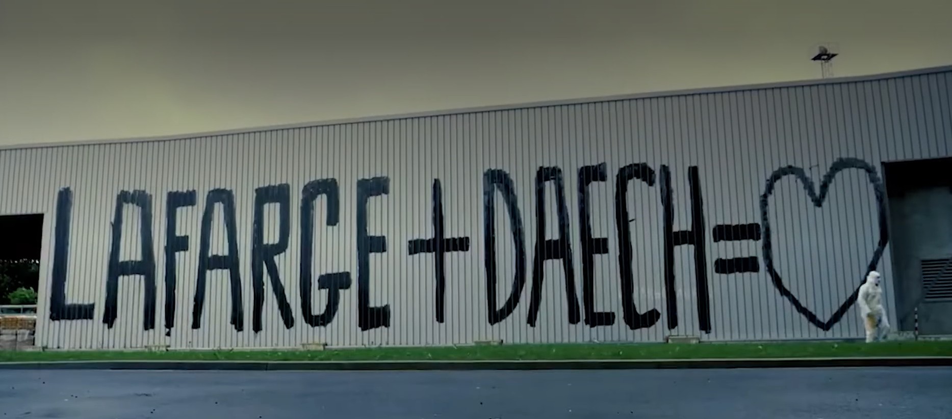 Prison et amende max dans l'affaire Lafarge, le cimentier condamn&eacute; pour financement de terrorisme en Syrie  - Affaire Amende Cimenteries Daesh Justice Lafarge Prison Syrie Terrorisme Vid&eacute;o