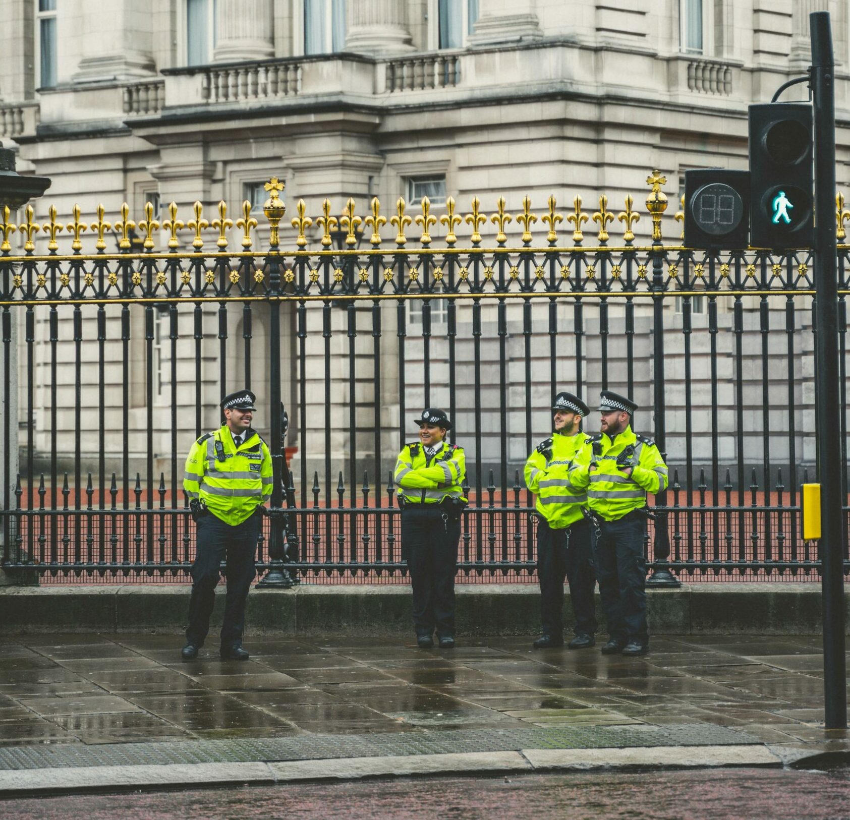 Des policiers prot&eacute;geant le maire de Londres oublient un sac d'armes dans la rue  - Angleterre Armes Grande Bretagne Londres Minist&egrave;re de l'int&eacute;rieur Police Sadiq Khan S&eacute;curit&eacute; Surveillance