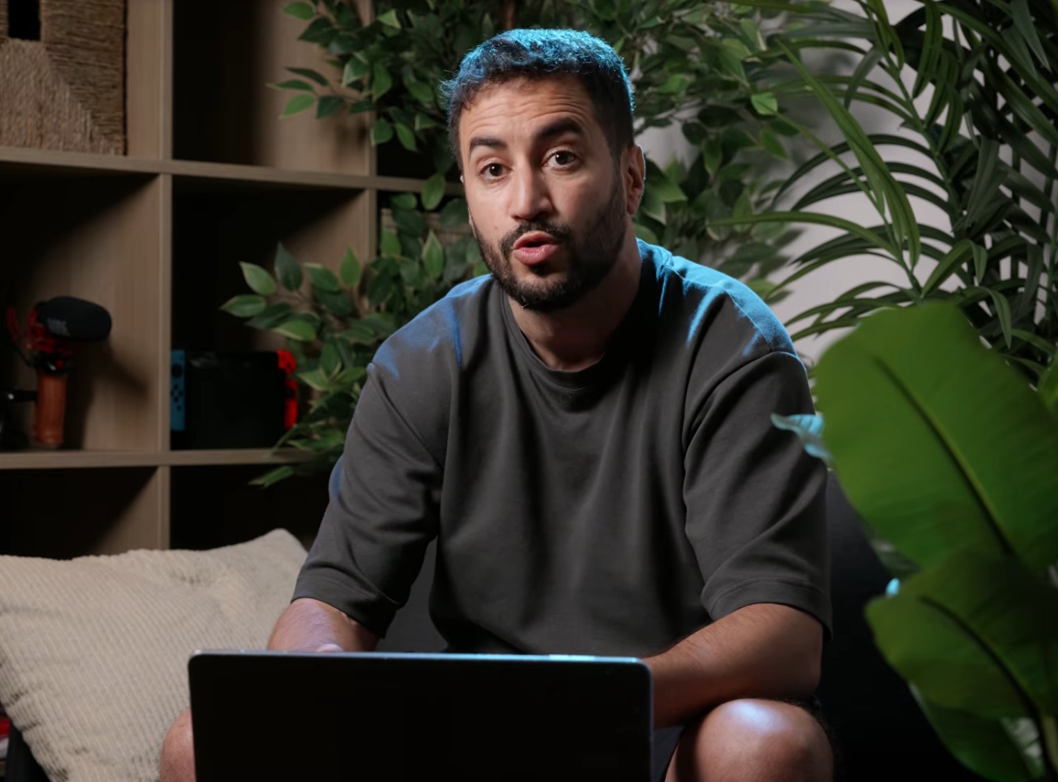 La Riposte d'Akim Omiri suite &agrave; l'interruption du Collectif Nous Vivrons  - Akim Omiri Antis&eacute;mitisme Censure Collectif Nous vivrons Extr&ecirc;me-droite Humoriste Humour Islamophobie Libert&eacute; d'expression M&eacute;dias Militantisme Politique Radio Nova R&eacute;seaux sociaux Vid&eacute;o Youtube