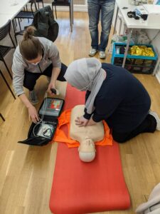 Pendant une formation de r&eacute;animation, il fait un arr&ecirc;t cardiaque&hellip; sauv&eacute; par ses &eacute;l&egrave;ves  - Ambulances &Eacute;tats-Unis H&ocirc;pital Insolite M&eacute;decine
