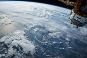 Les m&eacute;gaconstellations de satellites sont une &laquo;&nbsp;exp&eacute;rience de g&eacute;o-ing&eacute;nierie&nbsp;&raquo; grandeur nature, selon une &eacute;tude  - Changement climatique Chutes de satellites Climat Environnement Espace G&eacute;oing&eacute;nierie Industries Pollution Recherche scientifique Satellites Science Sciences Starlink