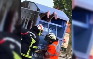 En Gironde, les pompiers secourent un homme&hellip; coinc&eacute; dans une benne &agrave; v&ecirc;tements  - D&eacute;tente Fait divers Gironde Humour Insolite M&eacute;dias Pompiers R&eacute;seaux sociaux V&ecirc;tements