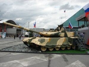 Eurosatory&nbsp;: interdit puis autoris&eacute;, un journaliste de Politis d&eacute;crit la vitrine de la guerre  - Arm&eacute;e Armes D&eacute;fense Drones Guerres Ventes d'armes