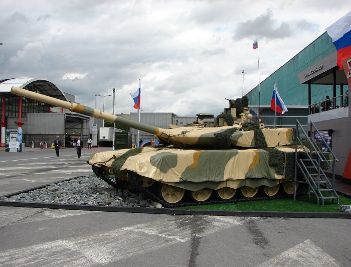 Eurosatory&nbsp;: interdit puis autoris&eacute;, un journaliste de Politis d&eacute;crit la vitrine de la guerre  - Arm&eacute;e Armes D&eacute;fense Drones Guerres Ventes d'armes