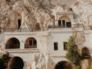 "Une climatisation naturelle qui ne co&ucirc;te rien"&nbsp;: les maisons troglodytiques  - Canicule Changement climatique Climat Habitat Immobilier Logement Maisons troglodytiques Moyen &acirc;ge Villes