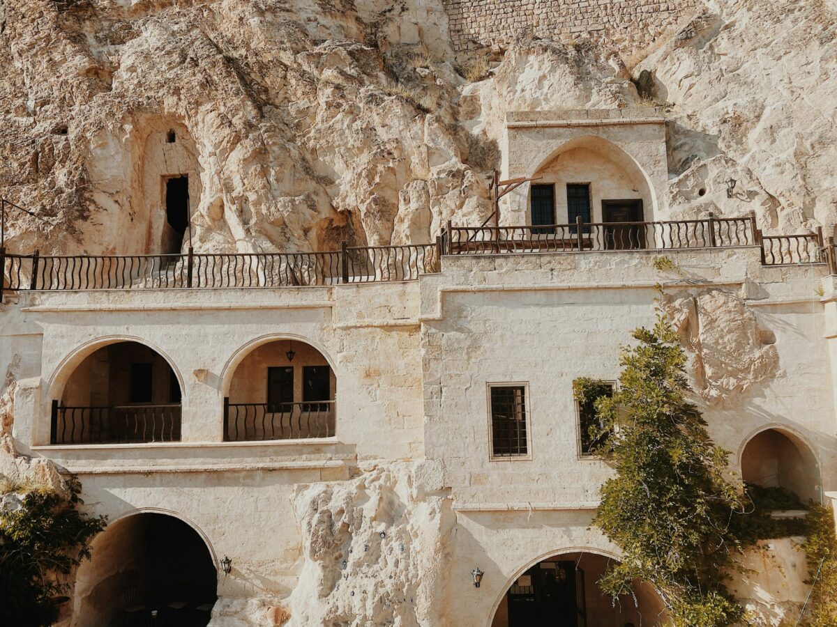 "Une climatisation naturelle qui ne co&ucirc;te rien"&nbsp;: les maisons troglodytiques  - Canicule Changement climatique Climat Habitat Immobilier Logement Maisons troglodytiques Moyen &acirc;ge Villes