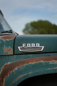 Ford r&eacute;embauche en urgence des salari&eacute;s vir&eacute;s pour r&eacute;parer le fiasco de l'IA  - Automobiles Capitalisme Entreprises &Eacute;tats-Unis Ford IA Industries Informatique Innovations Intelligence artificielle Licenciement Voitures