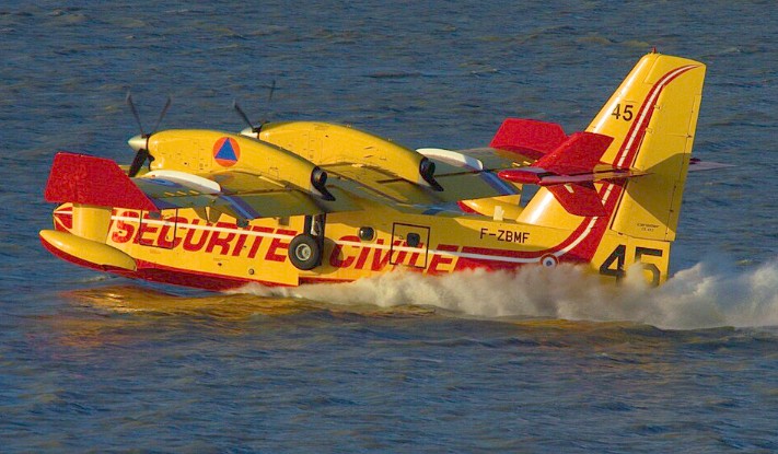 "C'est scandaleux" : seulement cinq Canadair disponibles pour lutter contre les incendies  - Arbres Aviation Avions Canadair Eau Environnement For&ecirc;ts Incendies S&eacute;cheresse