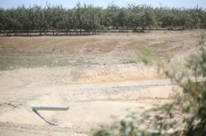 En Normandie, un maire signe pour sa propre bassine agricole dans la plus grande discr&eacute;tion  - Associations Bassines Eau Lutte environnementale M&eacute;gabassines S&eacute;cheresse Sols
