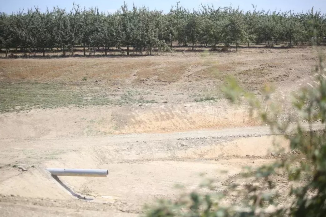 En Normandie, un maire signe pour sa propre bassine agricole dans la plus grande discr&eacute;tion  - Associations Bassines Eau Lutte environnementale M&eacute;gabassines S&eacute;cheresse Sols