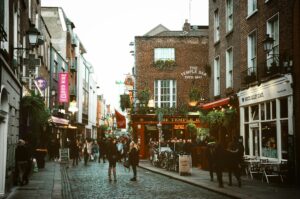 2 750 euros par mois pour un studio&nbsp;: &agrave; Dublin, les Gafam cr&eacute;ent une crise du logement  - Amazon Dublin &Eacute;conomie Emploi GAFAM Google Irlande Logement Meta