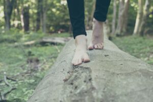 Marcher pieds nus peut s&rsquo;av&eacute;rer (tr&egrave;s) b&eacute;n&eacute;fique  - D&eacute;tente M&eacute;decine Pieds Sant&eacute; Science Sciences