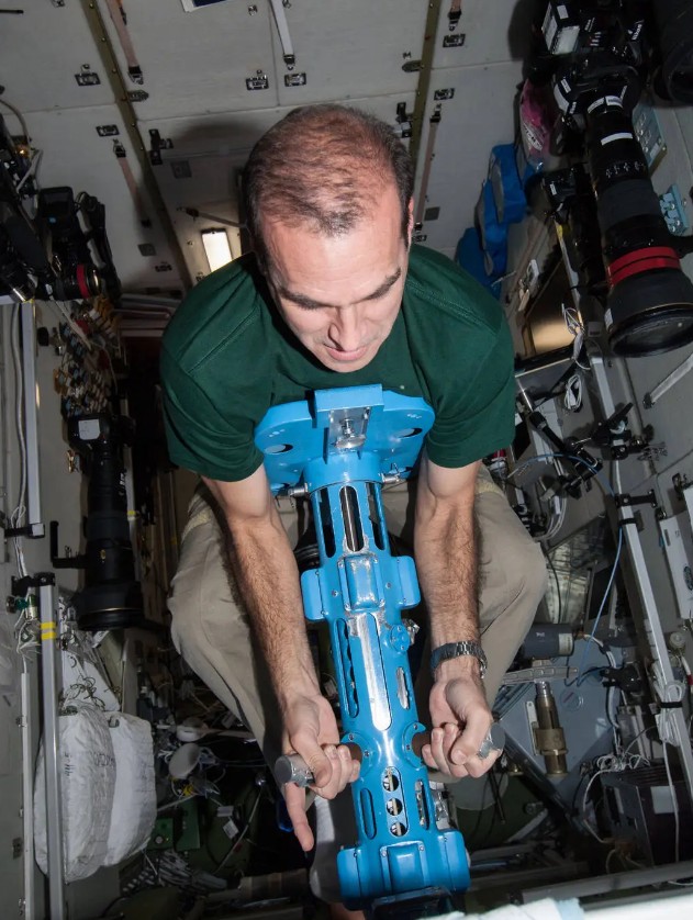 Pourquoi et comment se peser dans l'espace ?  - Astronaute Espace Gravit&eacute; Lois Science Sciences Technologie