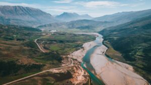 Vjosa : comment les Albanais&middot;es ont sauv&eacute; le dernier fleuve sauvage d&rsquo;Europe  - Albanie Barrage Biodiversit&eacute; Eau &Eacute;cologie Environnement Europe Fleuves Initiatives Lutte environnementale Rivi&egrave;res Union europ&eacute;enne